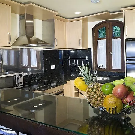 리젠시 컨트리 클럽, 아파트먼트 스위트 호텔 플라야데라스아메리카스