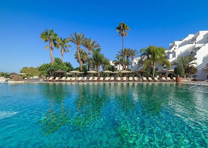 Regency Country Club, Hotel