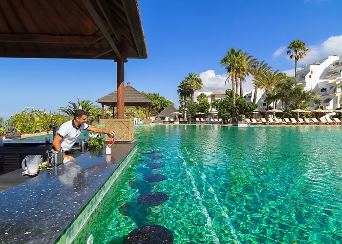 Regency Country Club, Hotel