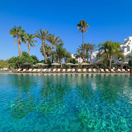 Regency Country Club, מלון