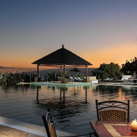 מלון Regency Country Club,