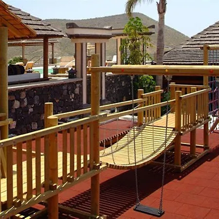 Regency Country Club, מלון