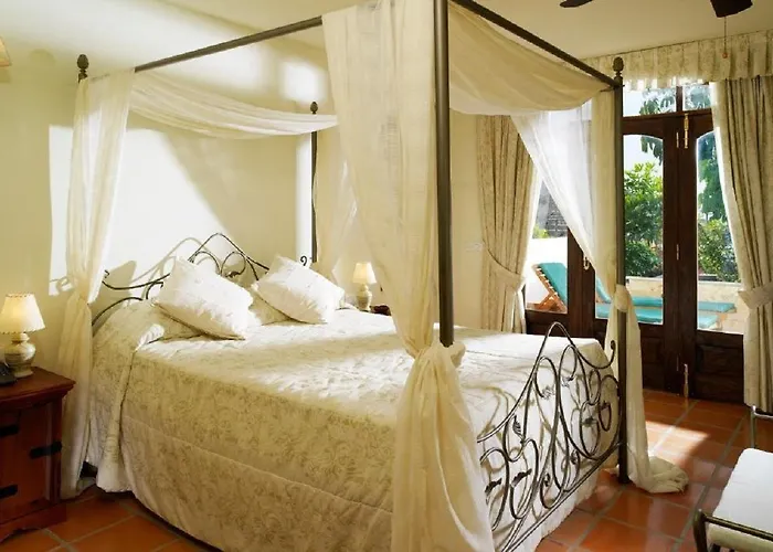 Regency Country Club, Отель 3*