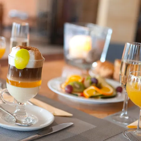 Regency Country Club, Hotel